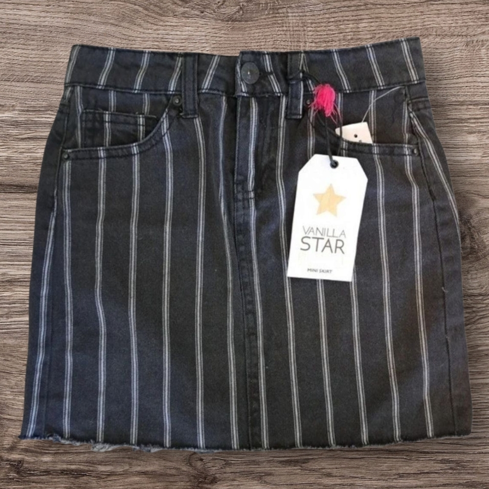 🪻BOGO🪻‎ Vanilla Star B&W Striped Mini Skirt - Size XS NWT